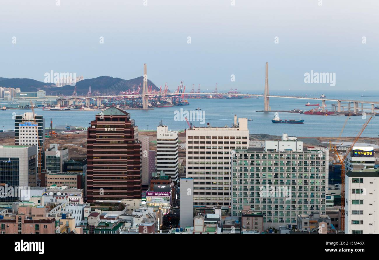 Busan, Südkorea - 13. März 2018: Stadtbild am Meer von Busan, Hafenviertel, Luftaufnahme Stockfoto
