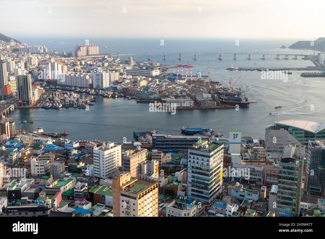 Busan, Südkorea - 13. März 2018: Küstenstadtbild von Busan an einem sonnigen Tag, aus der Vogelperspektive Stockfoto