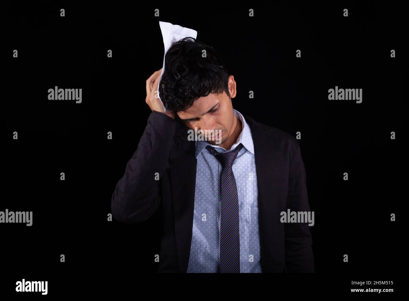 Besorgt, gestresst und gelangweilt Geschäftsmann erliegt Stress. Junger erwachsener latein machte sich Sorgen um seinen Job. Verwirrt. Stockfoto