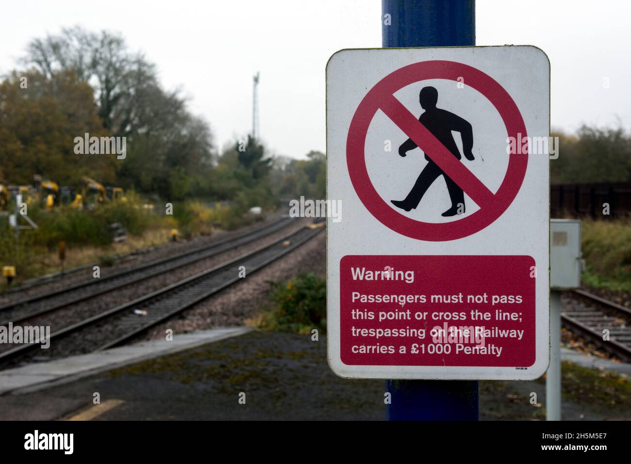 Passagierwarnschild, Bahnhof Hatton, Warwickshire, England, Vereinigtes Königreich Stockfoto