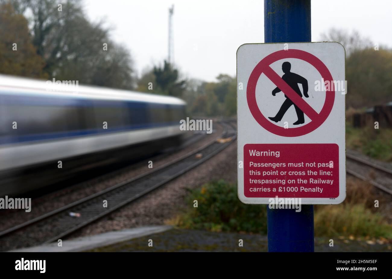 Passagierwarnschild, Bahnhof Hatton, Warwickshire, England, Vereinigtes Königreich Stockfoto