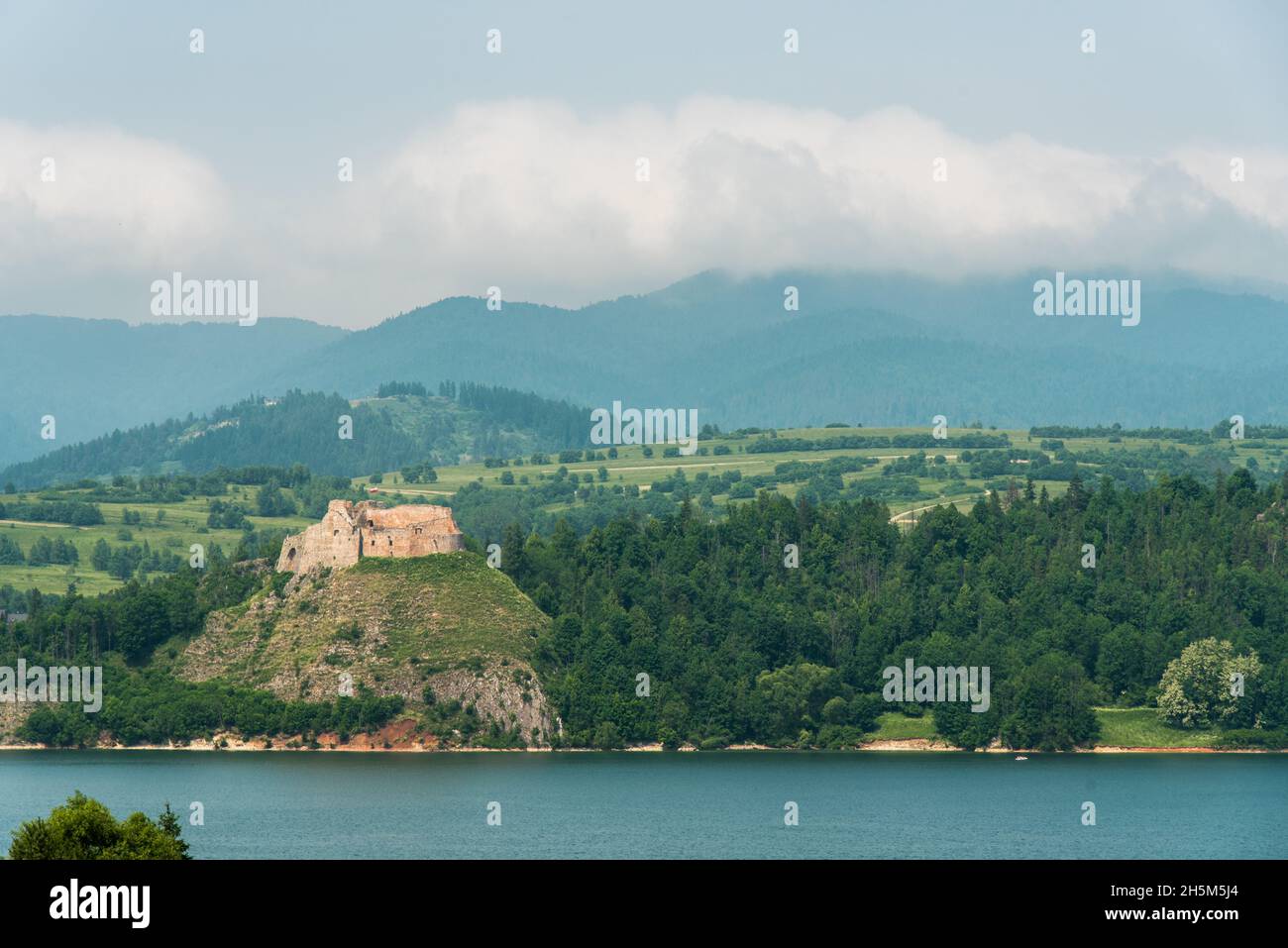 Niedzica-Zamek ein altes polnisches Schloss mit Blick auf ein zweites Schloss und einen Stausee und Staudamm Stockfoto