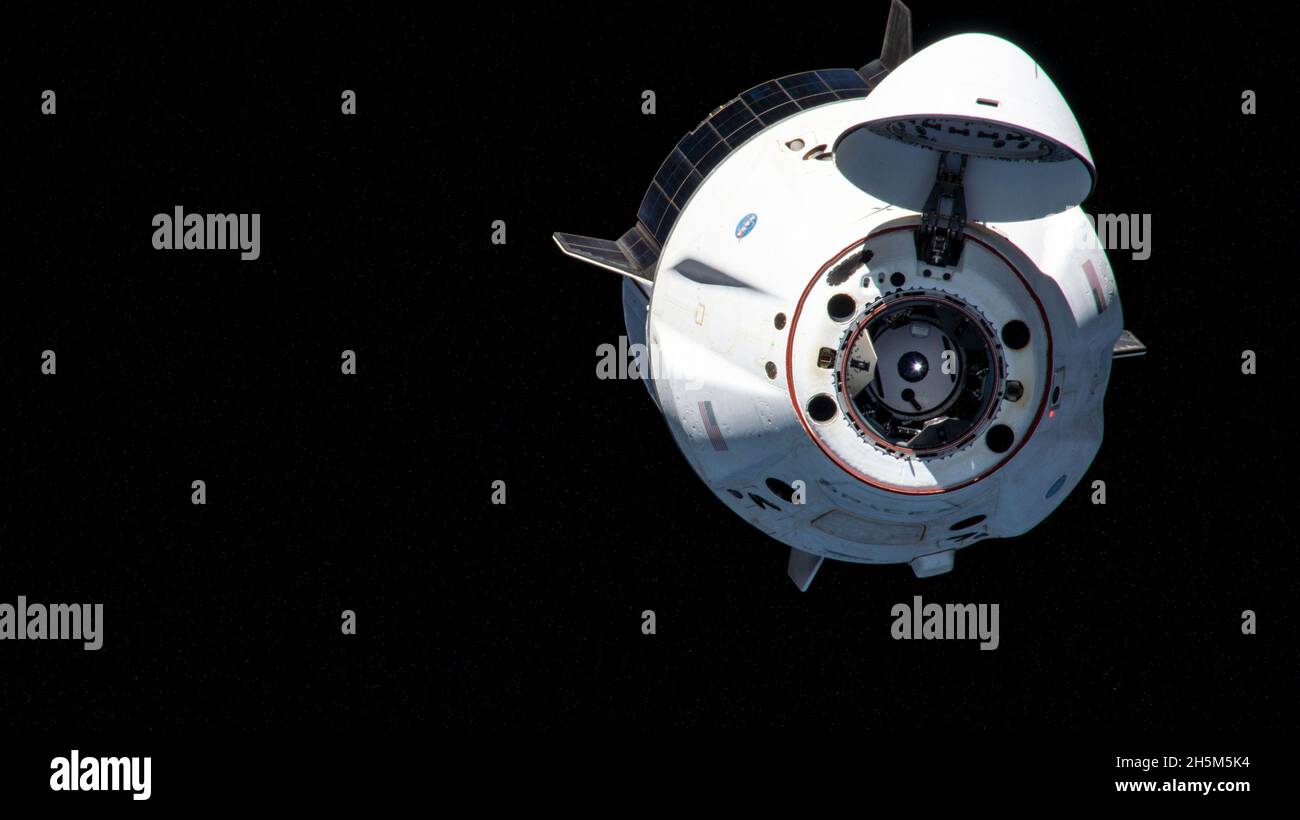 International Space Station, Vereinigte Staaten von Amerika. 08. November 2021. Die Raumsonde SpaceX Crew Dragon Endeavour, die die Astronauten der Crew-2 trägt, löst sich vom Harmony-Modul ab, als sie die Reise von der Internationalen Raumstation am 8. November 2021 in Earth Orbit zur Erde beginnt. Die Astronauten der NASA SpaceX Crew-2-Mission an Bord sind Kommandant Shane Kimbrough Pilot Megan McArthur, der JAXA-Missionsspezialist Akihiko Hoshide und der ESA-Astronaut Thomas Pesquet. Quelle: NASA Photo/NASA/Alamy Live News Stockfoto