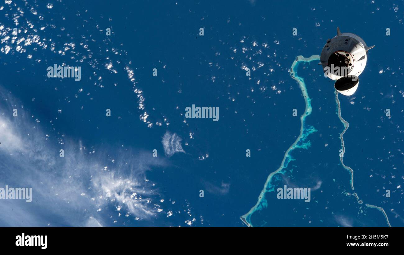 International Space Station, Vereinigte Staaten von Amerika. 08. November 2021. Die Raumsonde SpaceX Crew Dragon Endeavour, die die Astronauten der Crew-2 trägt, löst sich vom Harmony-Modul ab, als sie die Reise von der Internationalen Raumstation am 8. November 2021 in Earth Orbit zur Erde beginnt. Die Astronauten der NASA SpaceX Crew-2-Mission an Bord sind Kommandant Shane Kimbrough Pilot Megan McArthur, der JAXA-Missionsspezialist Akihiko Hoshide und der ESA-Astronaut Thomas Pesquet. Quelle: NASA Photo/NASA/Alamy Live News Stockfoto