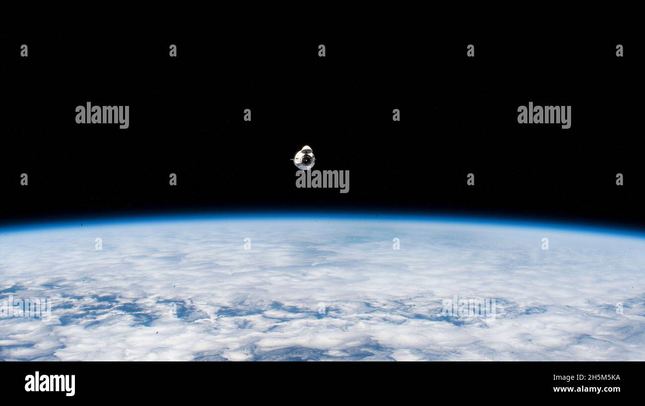 International Space Station, Vereinigte Staaten von Amerika. 08. November 2021. Die Raumsonde SpaceX Crew Dragon Endeavour, die die Astronauten der Crew-2 trägt, löst sich vom Harmony-Modul ab, als sie die Reise von der Internationalen Raumstation am 8. November 2021 in Earth Orbit zur Erde beginnt. Die Astronauten der NASA SpaceX Crew-2-Mission an Bord sind Kommandant Shane Kimbrough Pilot Megan McArthur, der JAXA-Missionsspezialist Akihiko Hoshide und der ESA-Astronaut Thomas Pesquet. Quelle: NASA Photo/NASA/Alamy Live News Stockfoto