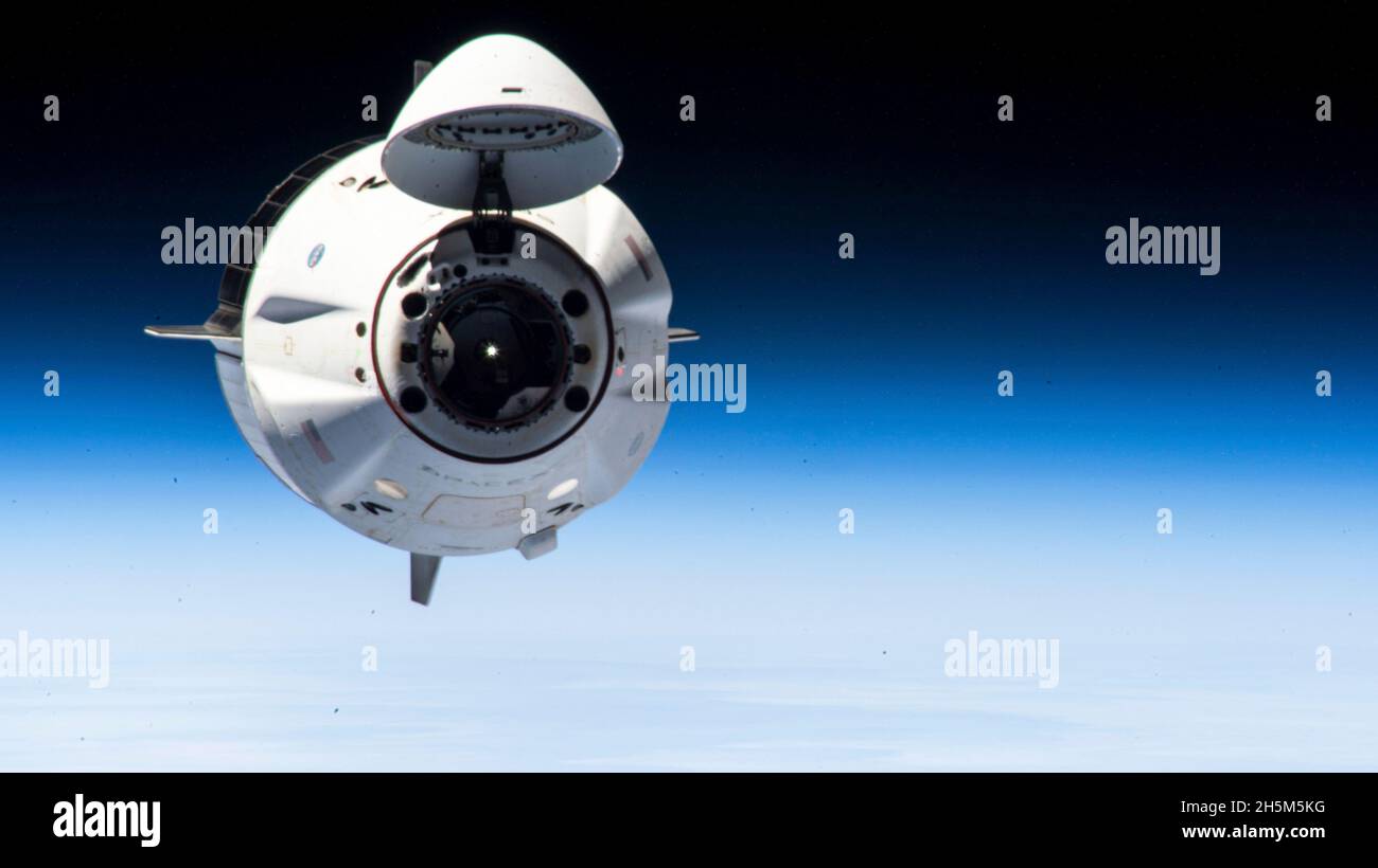 International Space Station, Vereinigte Staaten von Amerika. 08. November 2021. Die Raumsonde SpaceX Crew Dragon Endeavour, die die Astronauten der Crew-2 trägt, löst sich vom Harmony-Modul ab, als sie die Reise von der Internationalen Raumstation am 8. November 2021 in Earth Orbit zur Erde beginnt. Die Astronauten der NASA SpaceX Crew-2-Mission an Bord sind Kommandant Shane Kimbrough Pilot Megan McArthur, der JAXA-Missionsspezialist Akihiko Hoshide und der ESA-Astronaut Thomas Pesquet. Quelle: NASA Photo/NASA/Alamy Live News Stockfoto
