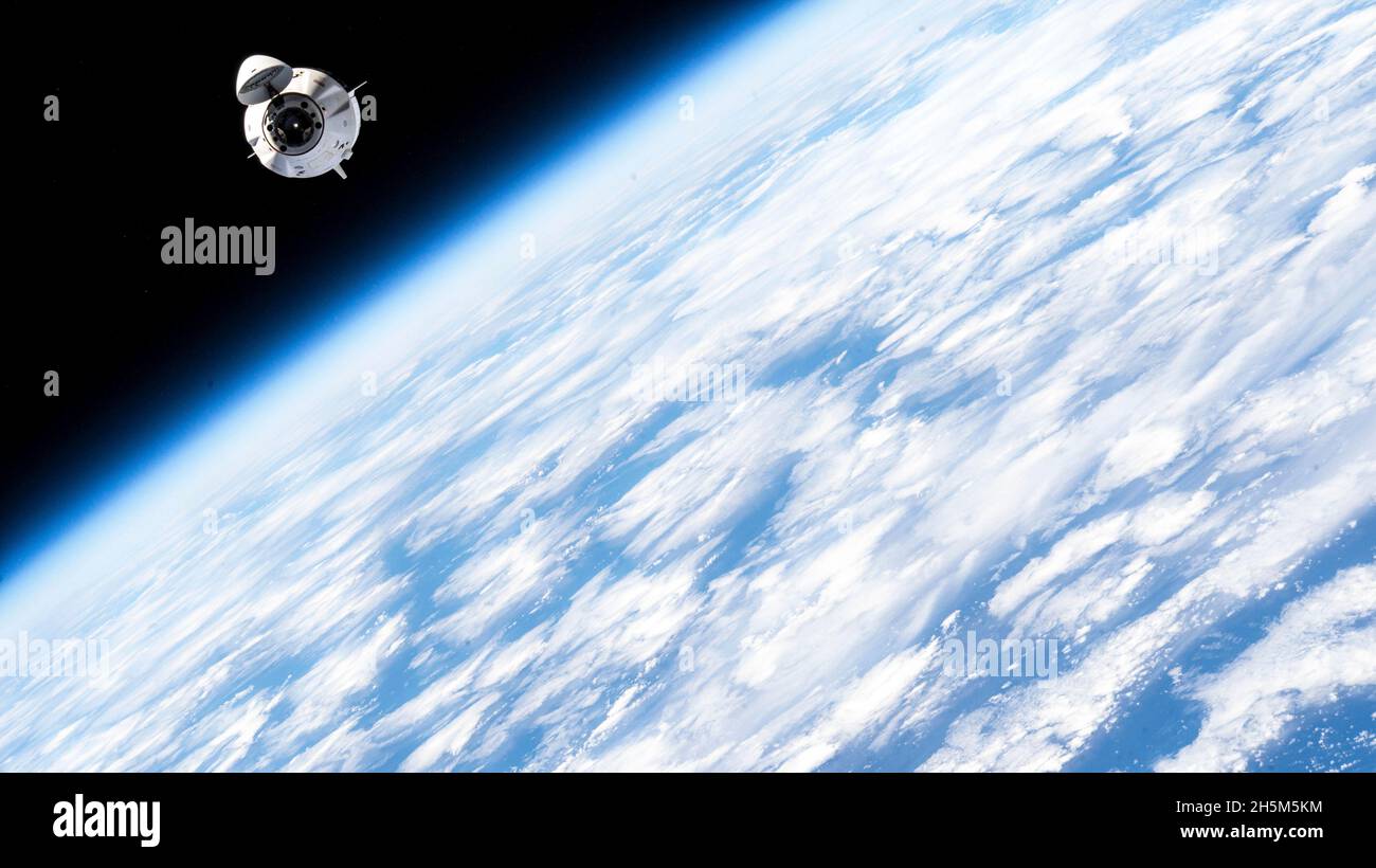 International Space Station, Vereinigte Staaten von Amerika. 08. November 2021. Die Raumsonde SpaceX Crew Dragon Endeavour, die die Astronauten der Crew-2 trägt, löst sich vom Harmony-Modul ab, als sie die Reise von der Internationalen Raumstation am 8. November 2021 in Earth Orbit zur Erde beginnt. Die Astronauten der NASA SpaceX Crew-2-Mission an Bord sind Kommandant Shane Kimbrough Pilot Megan McArthur, der JAXA-Missionsspezialist Akihiko Hoshide und der ESA-Astronaut Thomas Pesquet. Quelle: NASA Photo/NASA/Alamy Live News Stockfoto