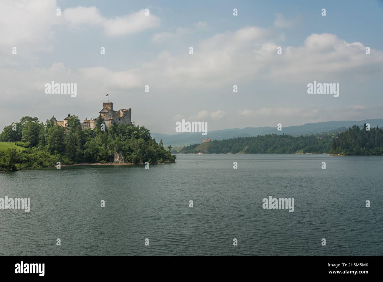 Niedzica-Zamek ein altes polnisches Schloss mit Blick auf ein zweites Schloss und einen Stausee und Staudamm Stockfoto