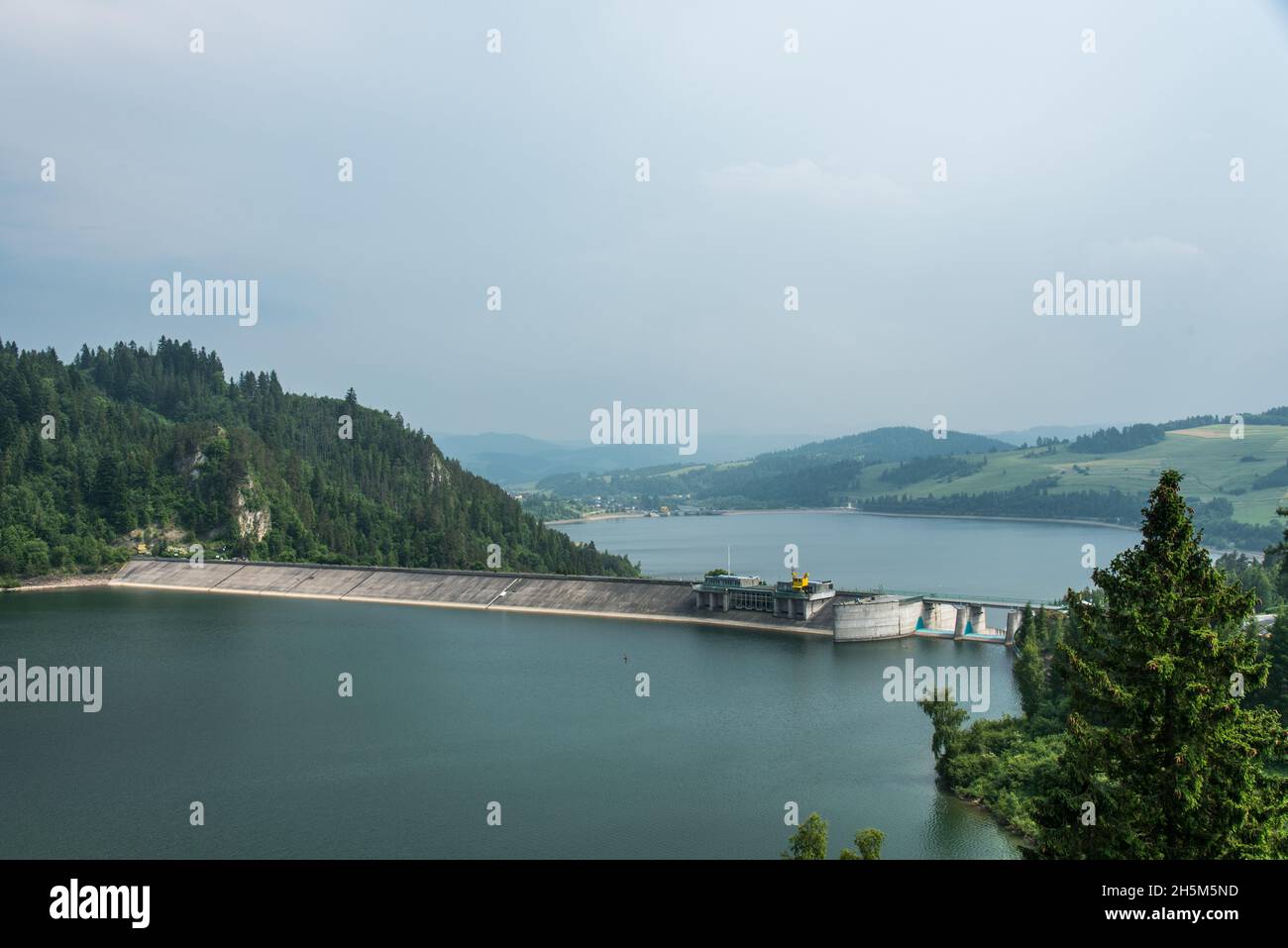 Niedzica-Zamek ein altes polnisches Schloss mit Blick auf ein zweites Schloss und einen Stausee und Staudamm Stockfoto