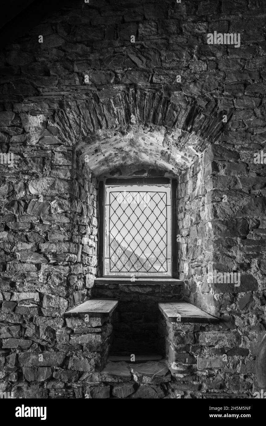 Niedzica-Zamek ein altes polnisches Schloss mit Blick auf ein zweites Schloss und einen Stausee und Staudamm Stockfoto