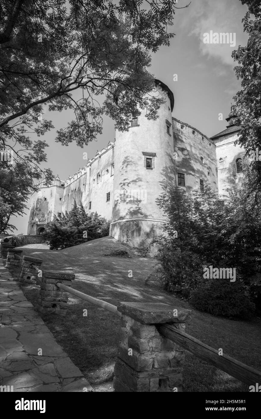 Niedzica-Zamek ein altes polnisches Schloss mit Blick auf ein zweites Schloss und einen Stausee und Staudamm Stockfoto