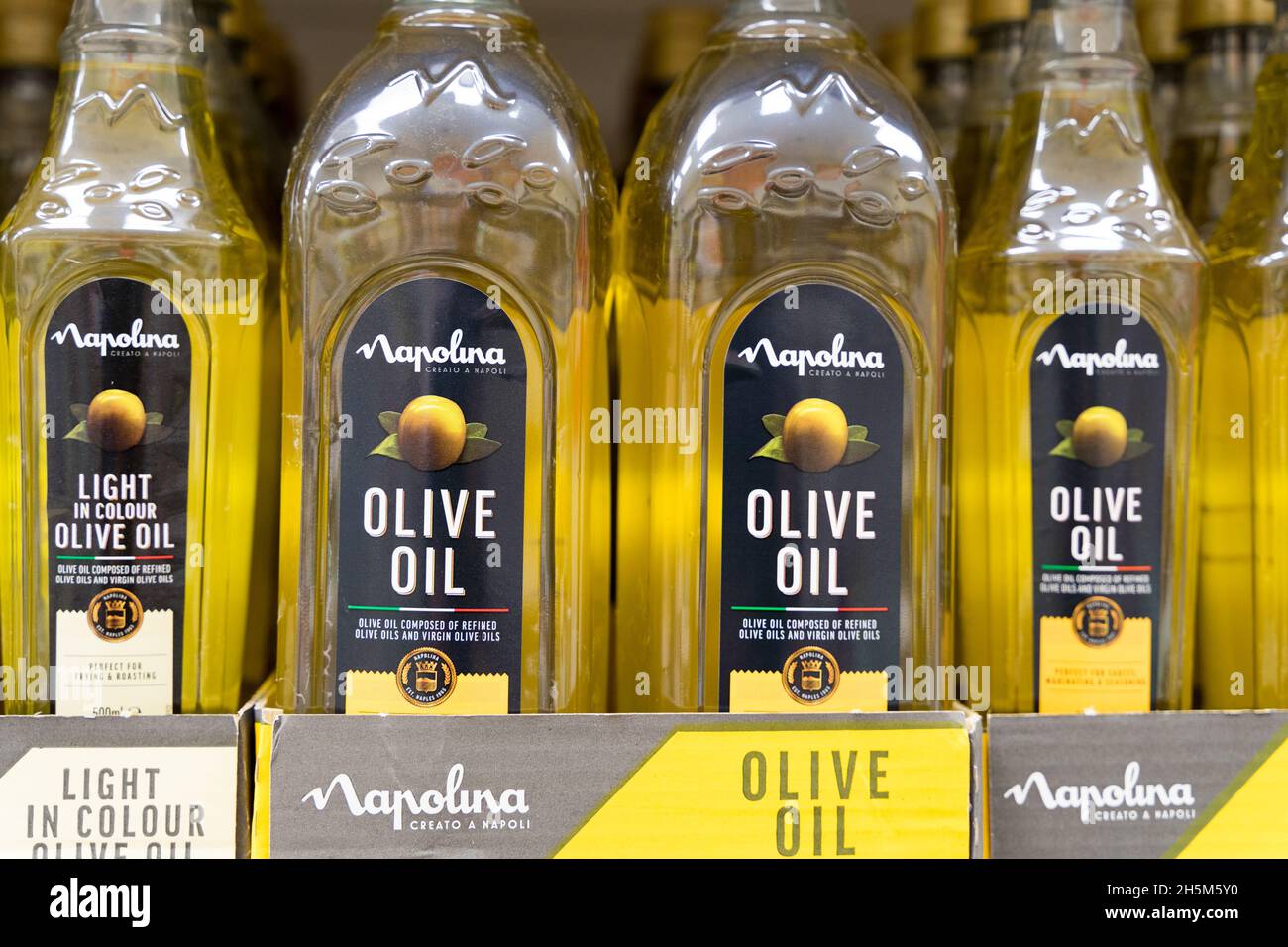 Napolina Olivenöl in transparenten Plastikflaschen auf Regalen zum Verkauf bei Supermarket Tesco London England UK Stockfoto
