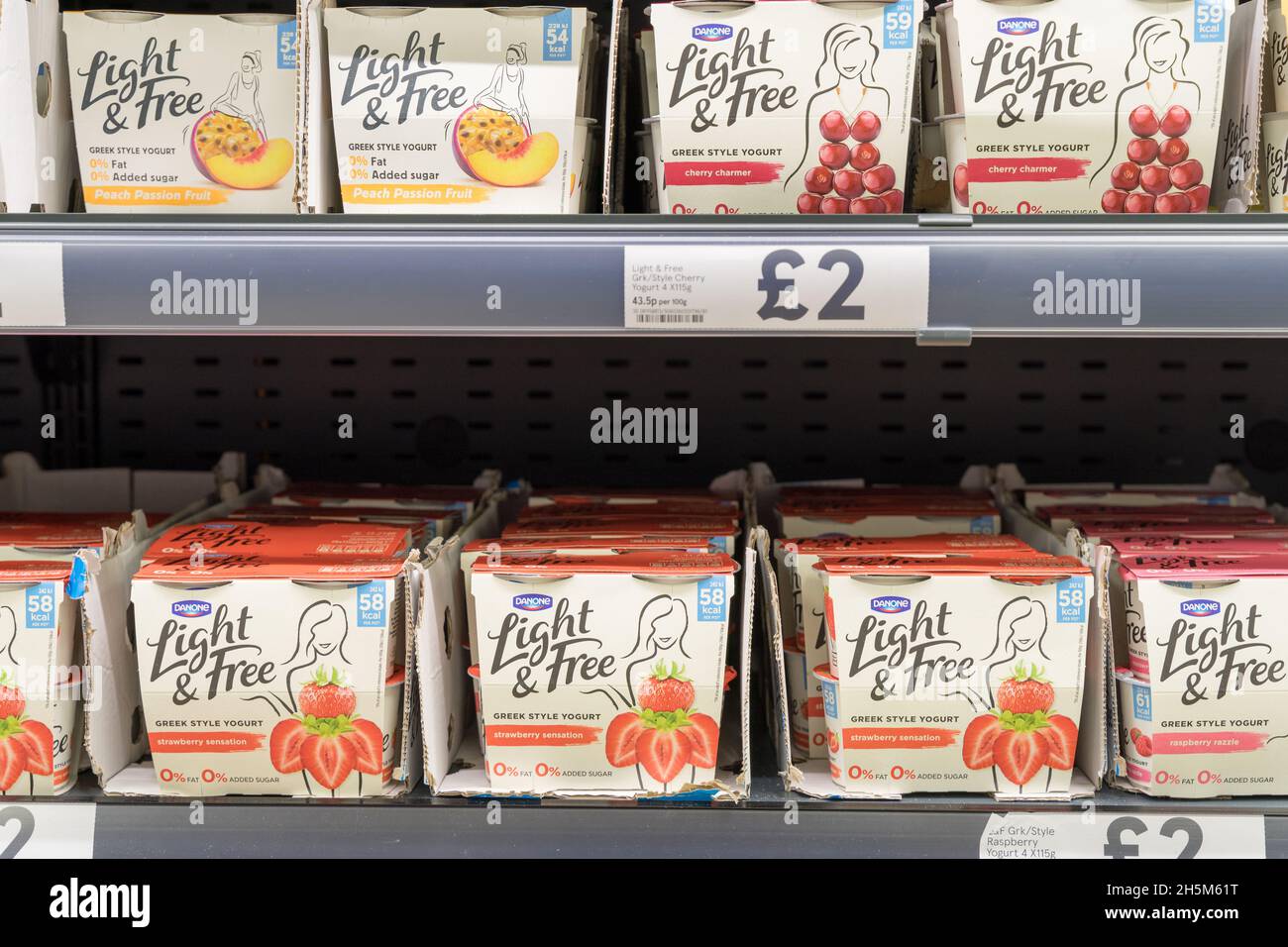 Danone Joghurt leicht und frei, verschiedene Geschmacksrichtungen zum Verkauf im Supermarket London England UK Stockfoto