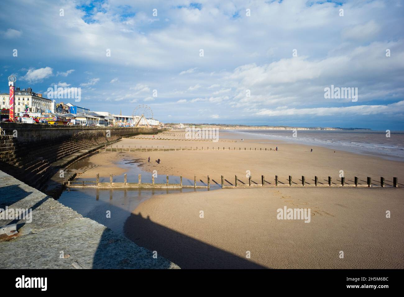 North Sands in Bridlington mit Maisie im Sand und auf dem Jahrmarkt Stockfoto