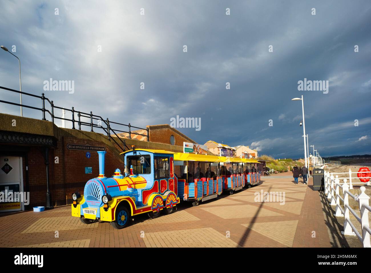 Promenadenzug in Bridlington, East Riding an einem Spätherbst-Wochenende Stockfoto