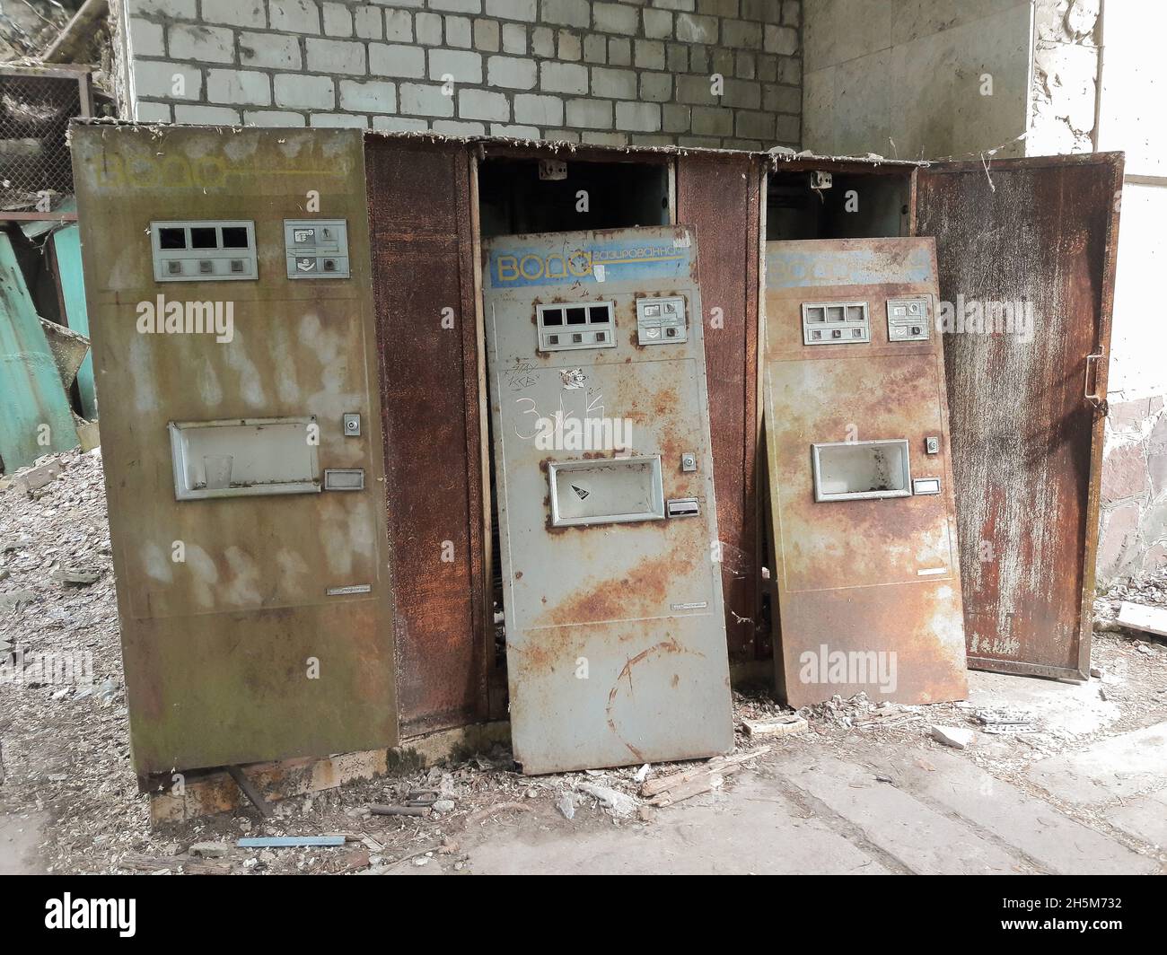 Mehrere alte kaputte Automaten für den Verkauf von Sodawasser in Pripyat, Ukraine. Abgebrochene Ausschlusszone Stockfoto