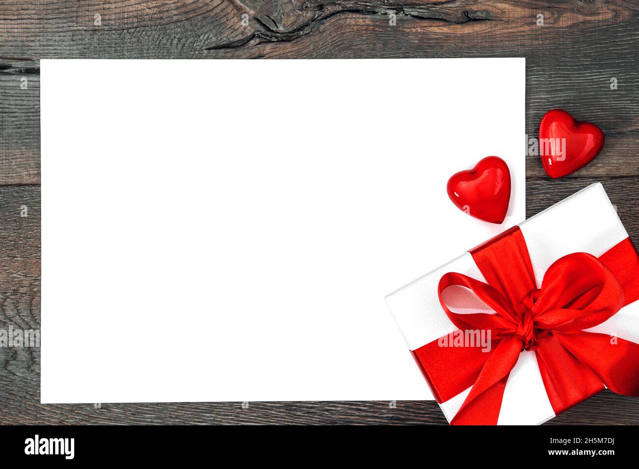 Papiermockup mit roten Herzen Dekoration. Valentinstag flach lag Hintergrund Stockfoto