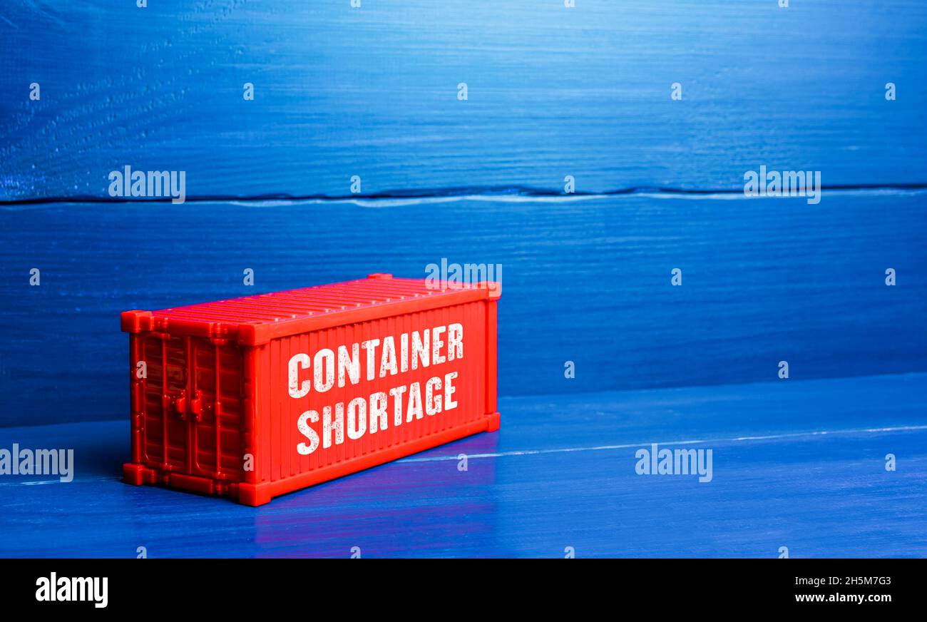 Roter Behälter. Globale Containerschnappheit und wirtschaftliche Auswirkungen. Hohe Preise für den Transport von Waren. Ungleichgewicht im Welthandel. Konjunkturabschwächung. Praktikant Stockfoto