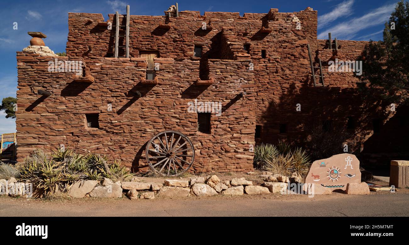 Das Hopi House aus dem Jahr 1905, das einem Hopi Tribe Pueblo ähneln sollte, liegt im Grand Canyon National Park, der eine steile und gewundene Schlucht schützt, die von der Schlucht geschnitzt wurde Stockfoto