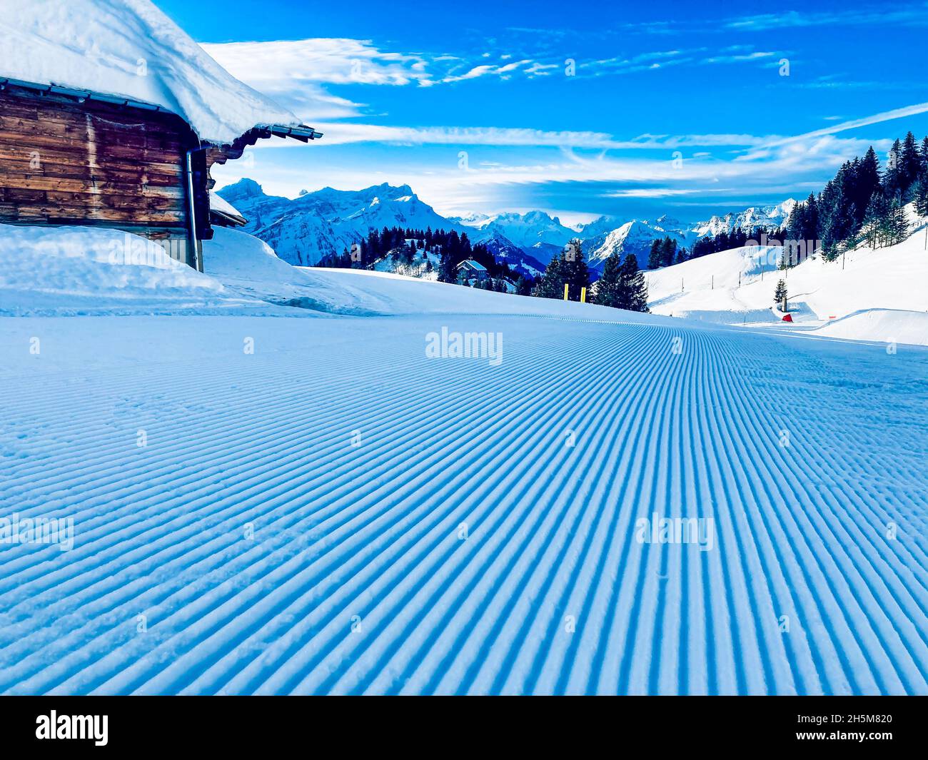 Skipiste in der schweiz im Winter mit blauem Himmel Stockfoto