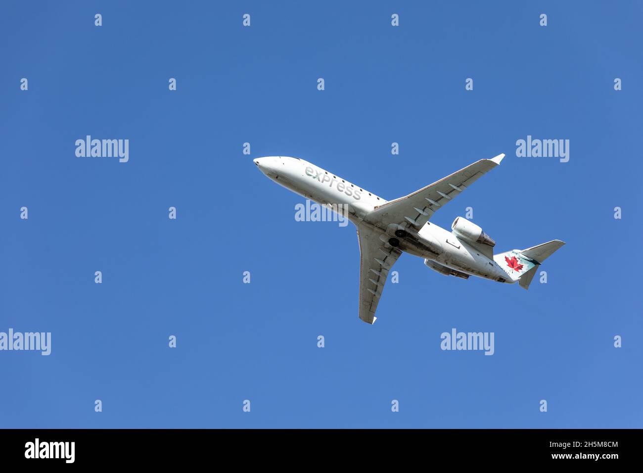 Air Canada Express Mitsubishi CRJ-200ER im Flughafen Montreal, Pierre-Elliott Trudeau, Quebec, Kanada Stockfoto