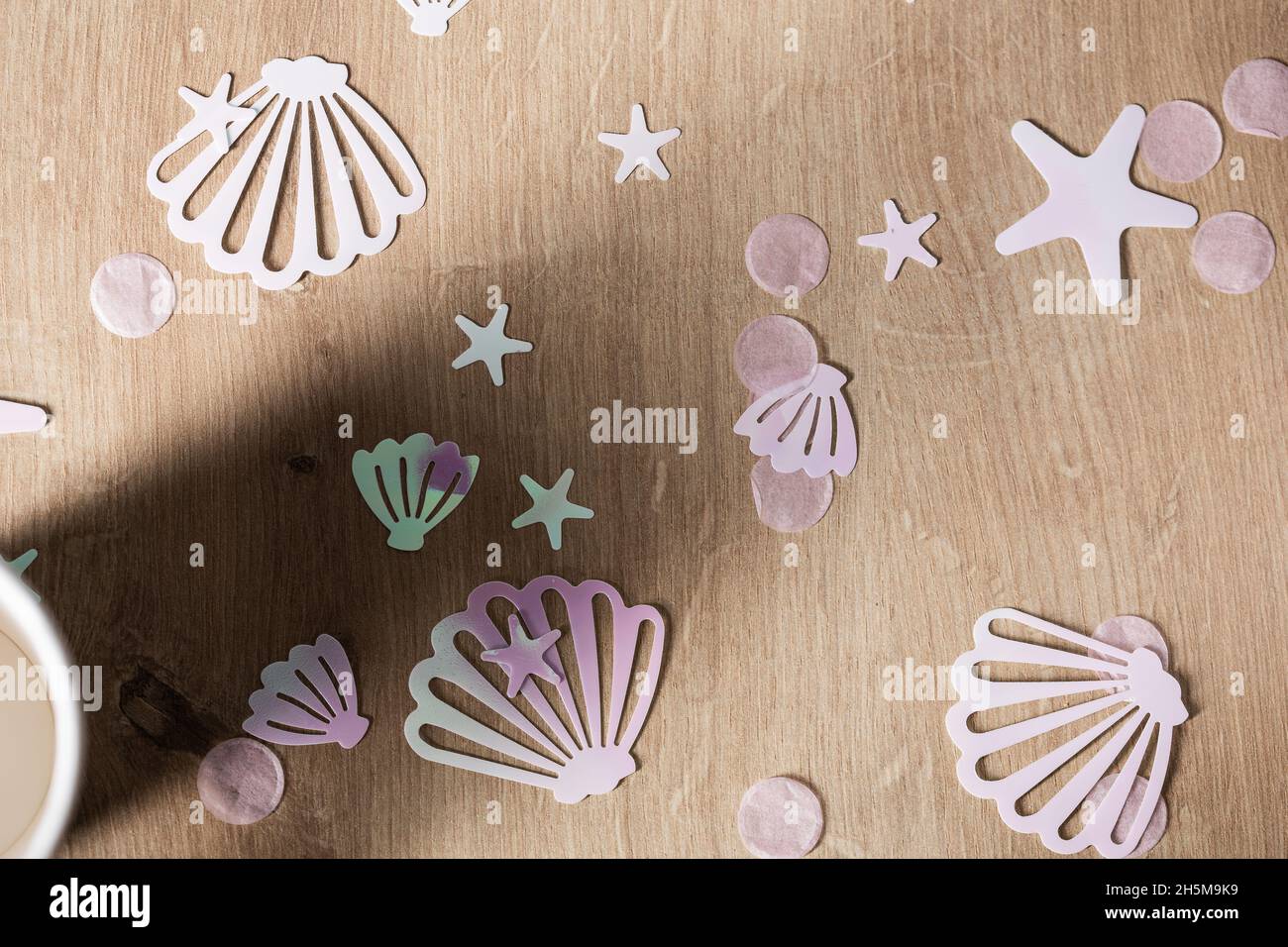 Rosafarbene Muschelform und marine Sterne schmücken auf einem Holztisch Stockfoto