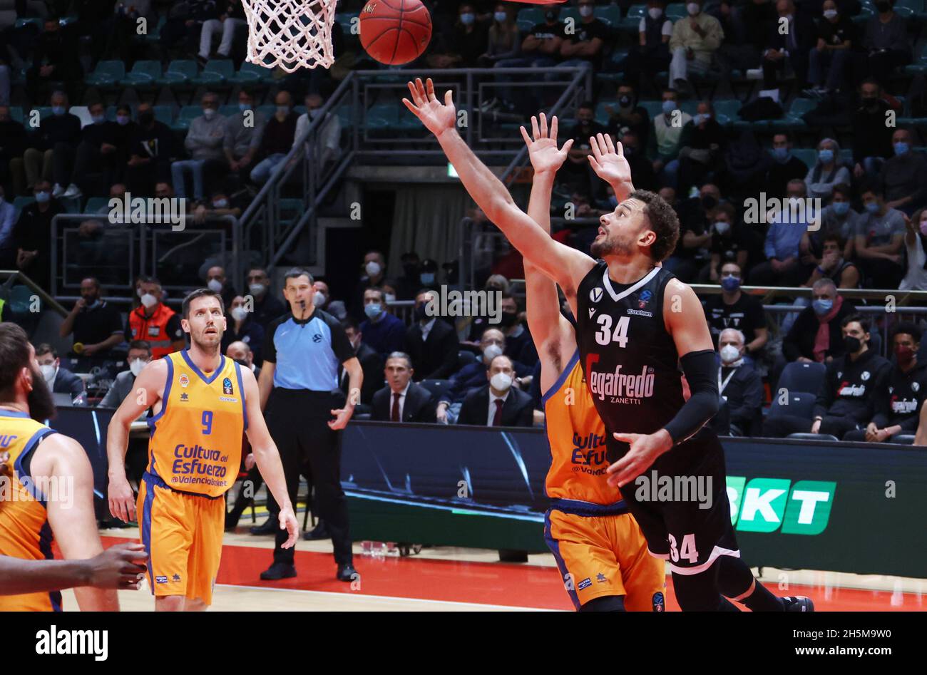 Kyle Weems (Segafredo Virtus Bologna) während des Eurocup-Turniers Segafredo Virtus Bologna vs. Valencia Basket Club im Sportpalast Paladozza - Bologna, 10. November 2021 Stockfoto