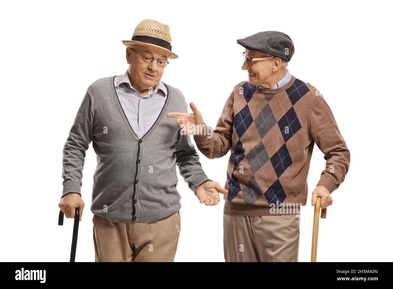 Ältere Männer mit Gehstöcken sprechen isoliert auf weißem Hintergrund Stockfoto