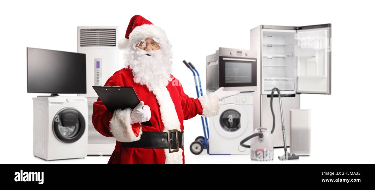 Der weihnachtsmann hält ein Klemmbrett und präsentiert Haushaltsgeräte isoliert auf weißem Hintergrund Stockfoto