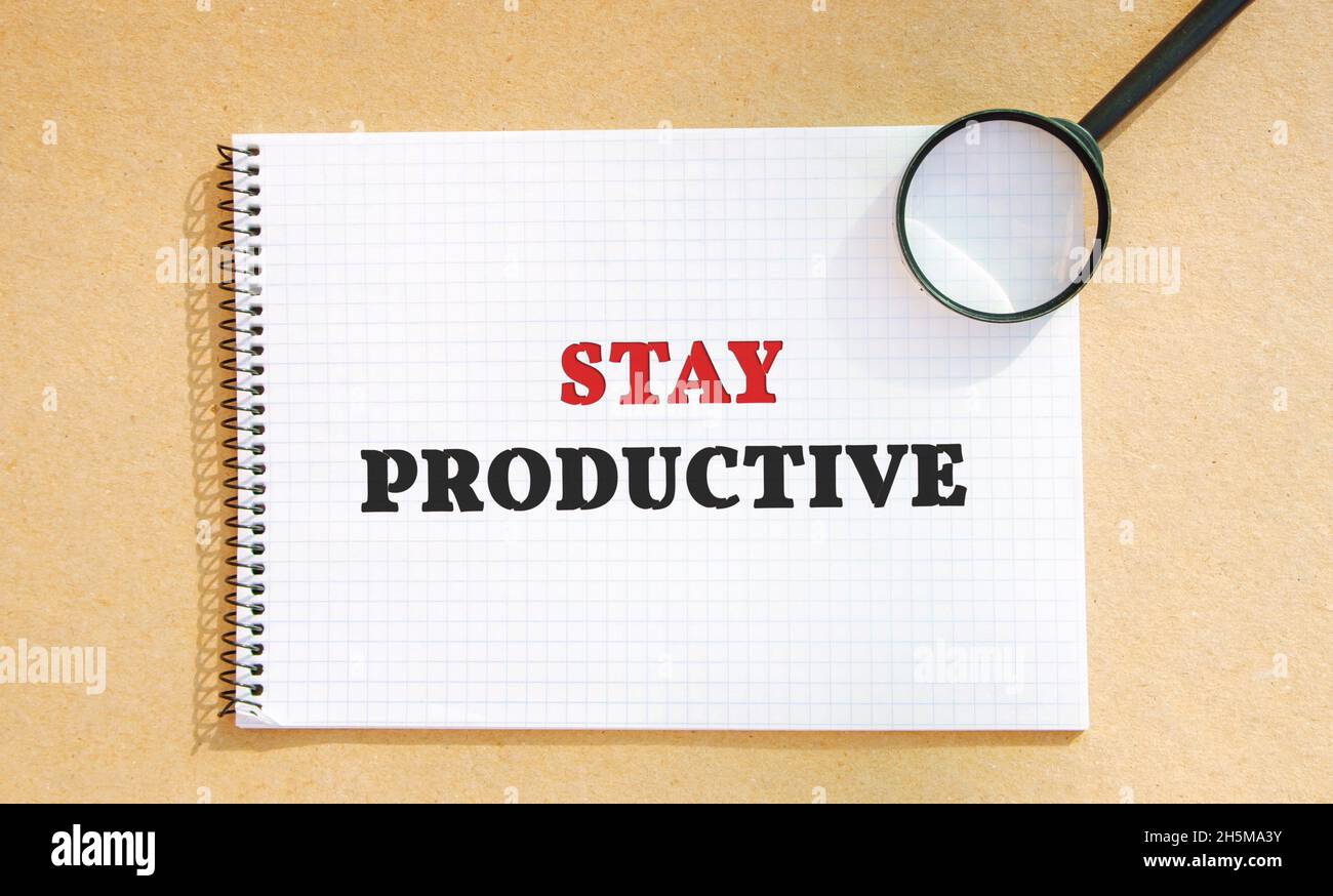 Notebook mit den Worten bleibt produktiv. Das Konzept der Motivation und der Erreichung der gesetzten Ziele. Zeitorganisation. Effizienz, Produktivität. B Stockfoto