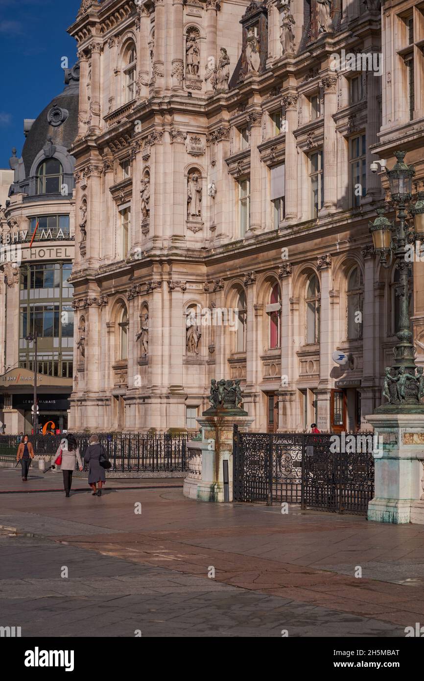 Menschen auf dem Platz vor dem Hotel-de-Ville (Rathaus) - Gebäude, in dem die Verwaltung der Stadt Paris untergebracht ist. Erbaut zwischen 1874-1882, archite Stockfoto