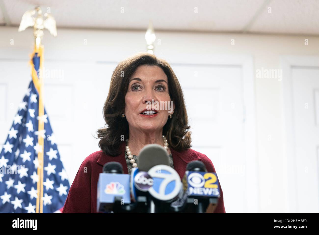 New York, NY - 10. November 2021: Gouverneurin Kathy Hochul gibt bekannt, dass Chinatown eine Finanzierung in Höhe von 20Millionen für die Revitalisierung erhalten wird, und hält eine Pressekonferenz im CCBA ab Stockfoto