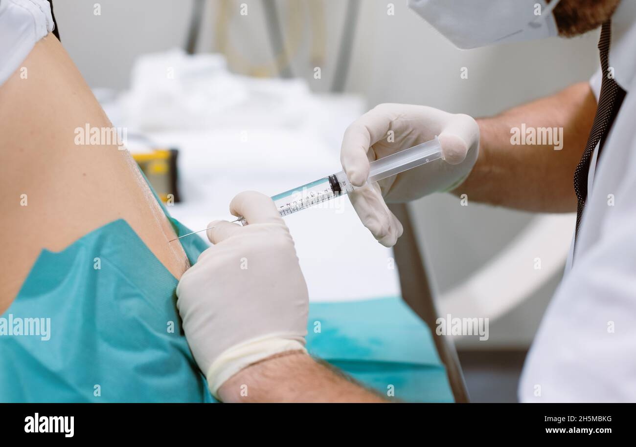 Orthopädischer Arzt, der Cortison in den Bandscheibenvorfall injiziert Stockfoto