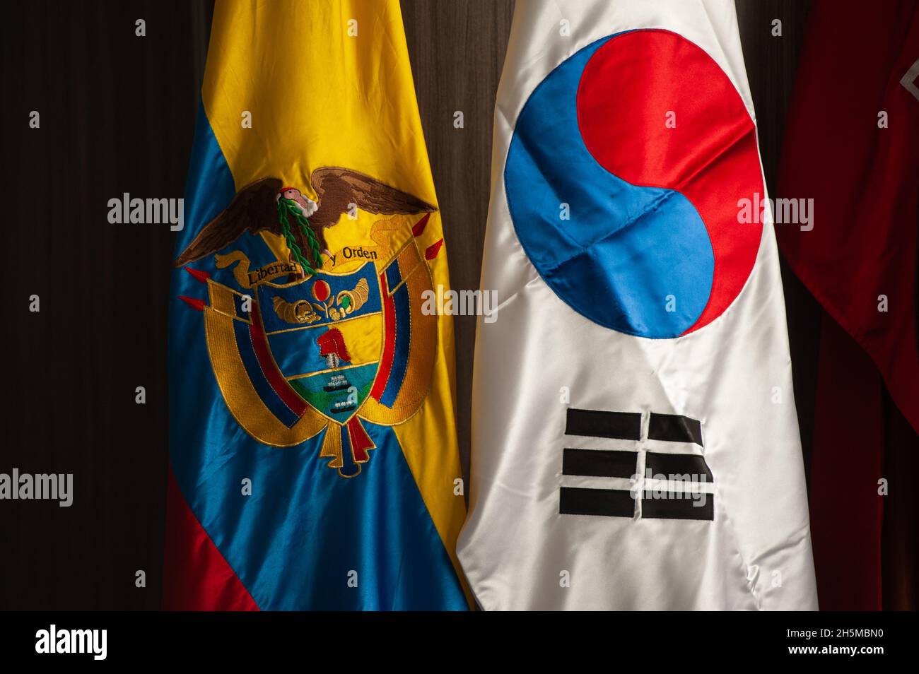 Eine Flagge Kolumbiens und Südkoreas während der Ankündigung der Einladung der südkoreanischen Regierung zur internationalen Buchmesse „Filbo“ in Bogota am 10. November 2021 durch das kolumbianische Kulturministerium. An der Veranstaltung nehmen die Botschafterin von Südkorea Choo Jong-Youn, der Präsident der Buchkammer Kolumbiens Enrique Gonzalez und die kolumbianische Kulturministerin Angelica Maria Moyolo Teil. Stockfoto