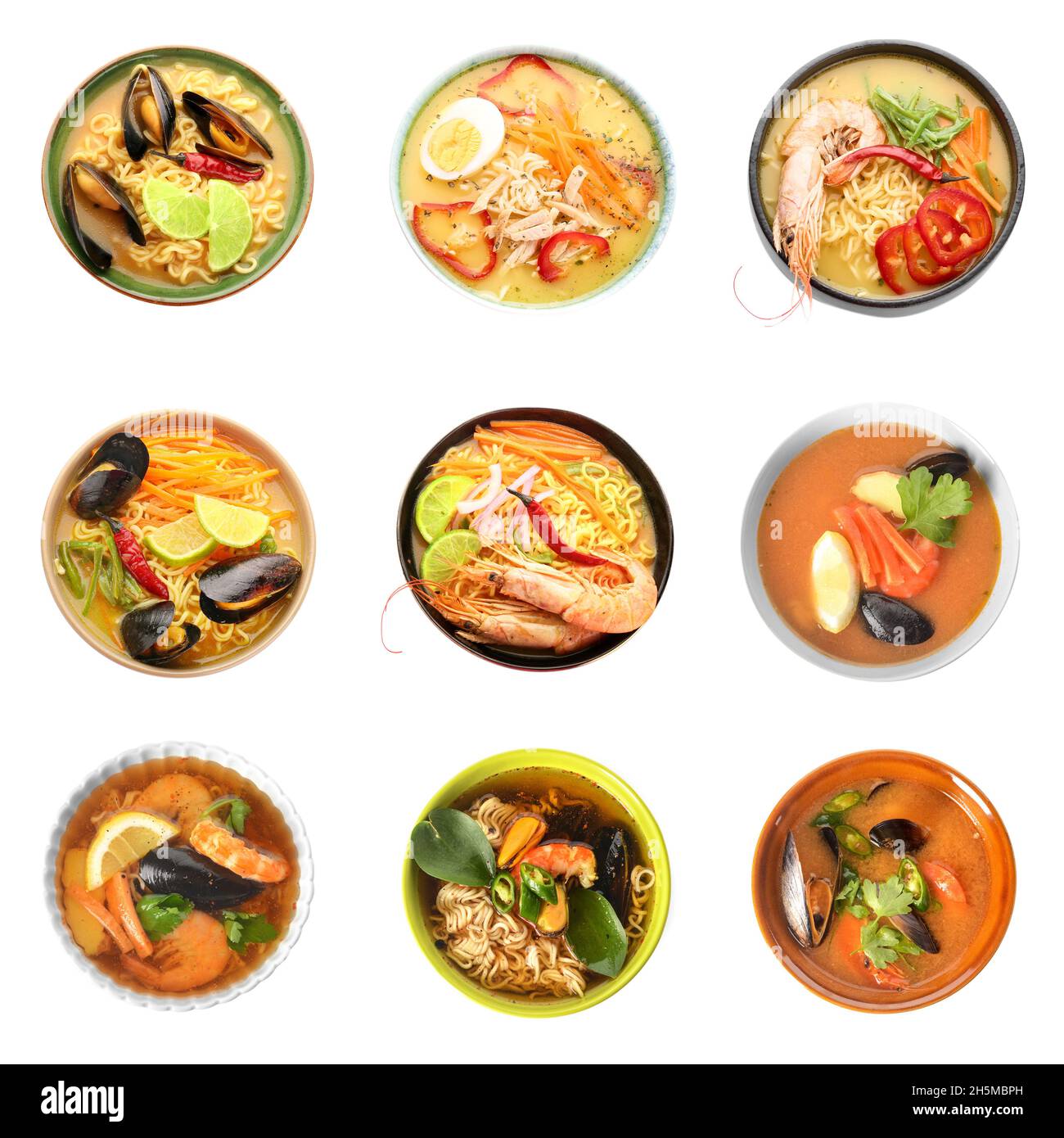 Sammlung von würzigen Thai-Suppen auf weißem Hintergrund Stockfoto