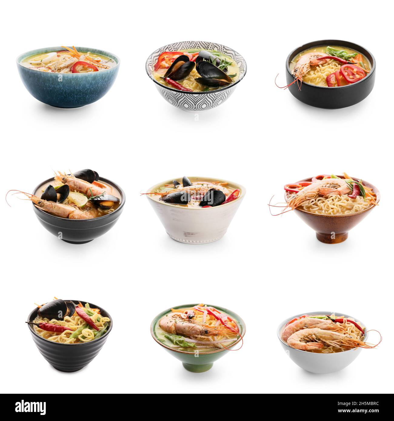 Sammlung von würzigen Thai-Suppen auf weißem Hintergrund Stockfoto