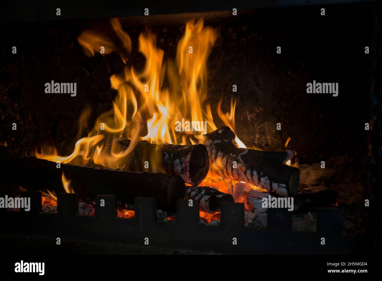 Gelber und orangefarbener Feuerball, der den schwarzen Hintergrund aufheizt. Stockfoto