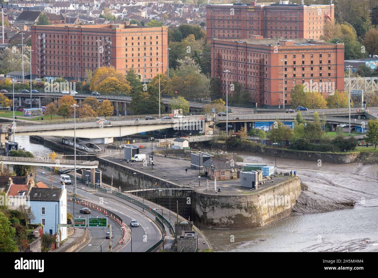 Der Verkehr fließt über die Plimsoll Bridge über die Eingangssicherung des Floating Harbour im Cumberland Basin Bristol. Stockfoto