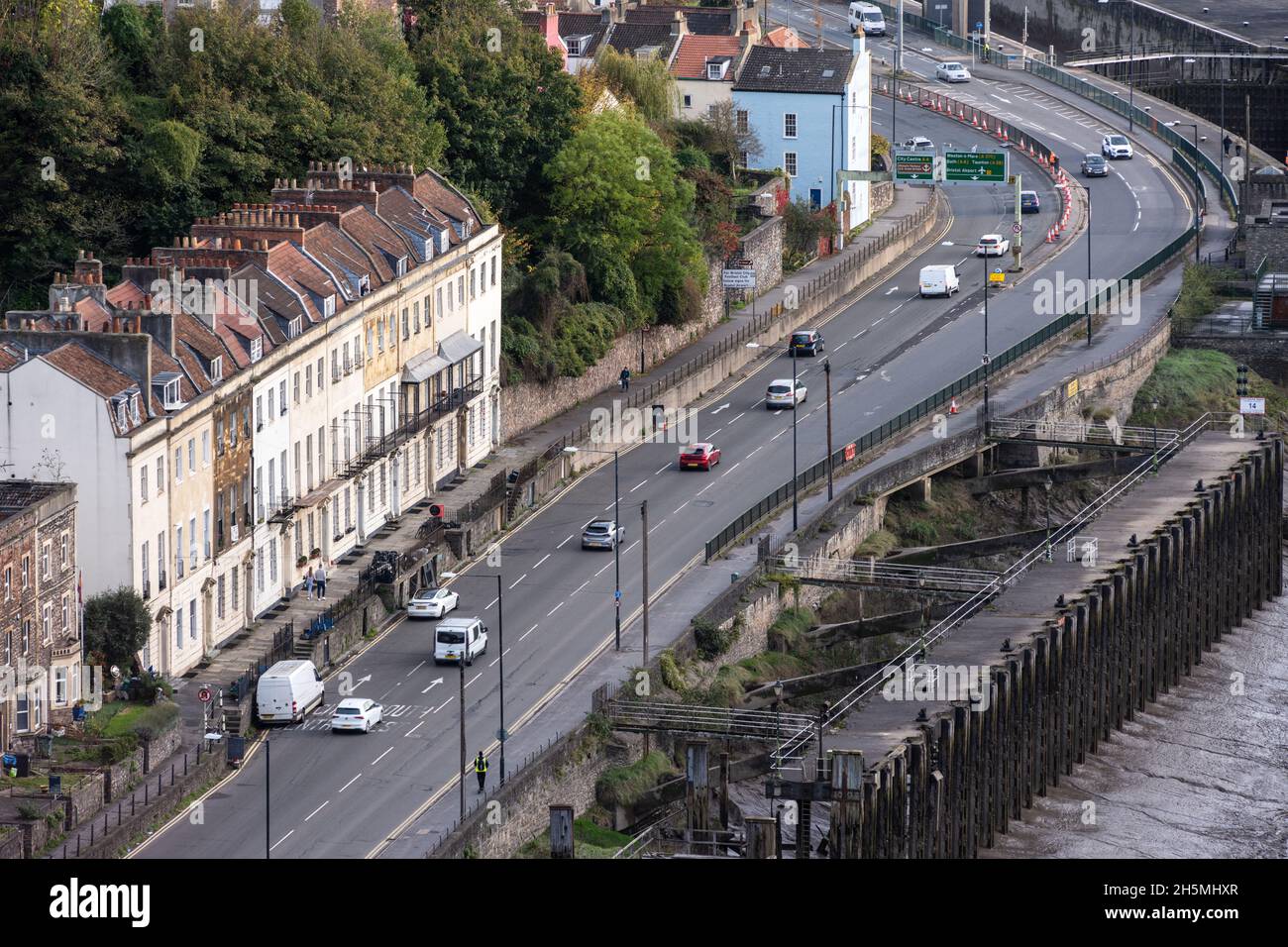 Der Verkehr fließt an den Stadthäusern von Hotwells an der verkehrsreichen A4 Portway in Bristol vorbei. Stockfoto