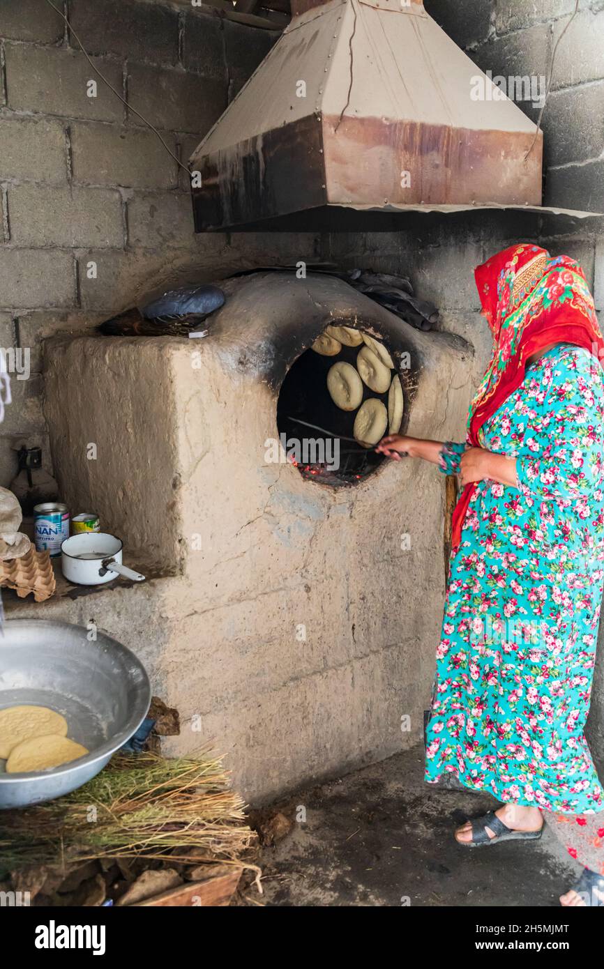 Margib, Provinz Sughd, Tadschikistan. 15. August 2021. Backen von flachem Brot in einem Holzofen. Stockfoto