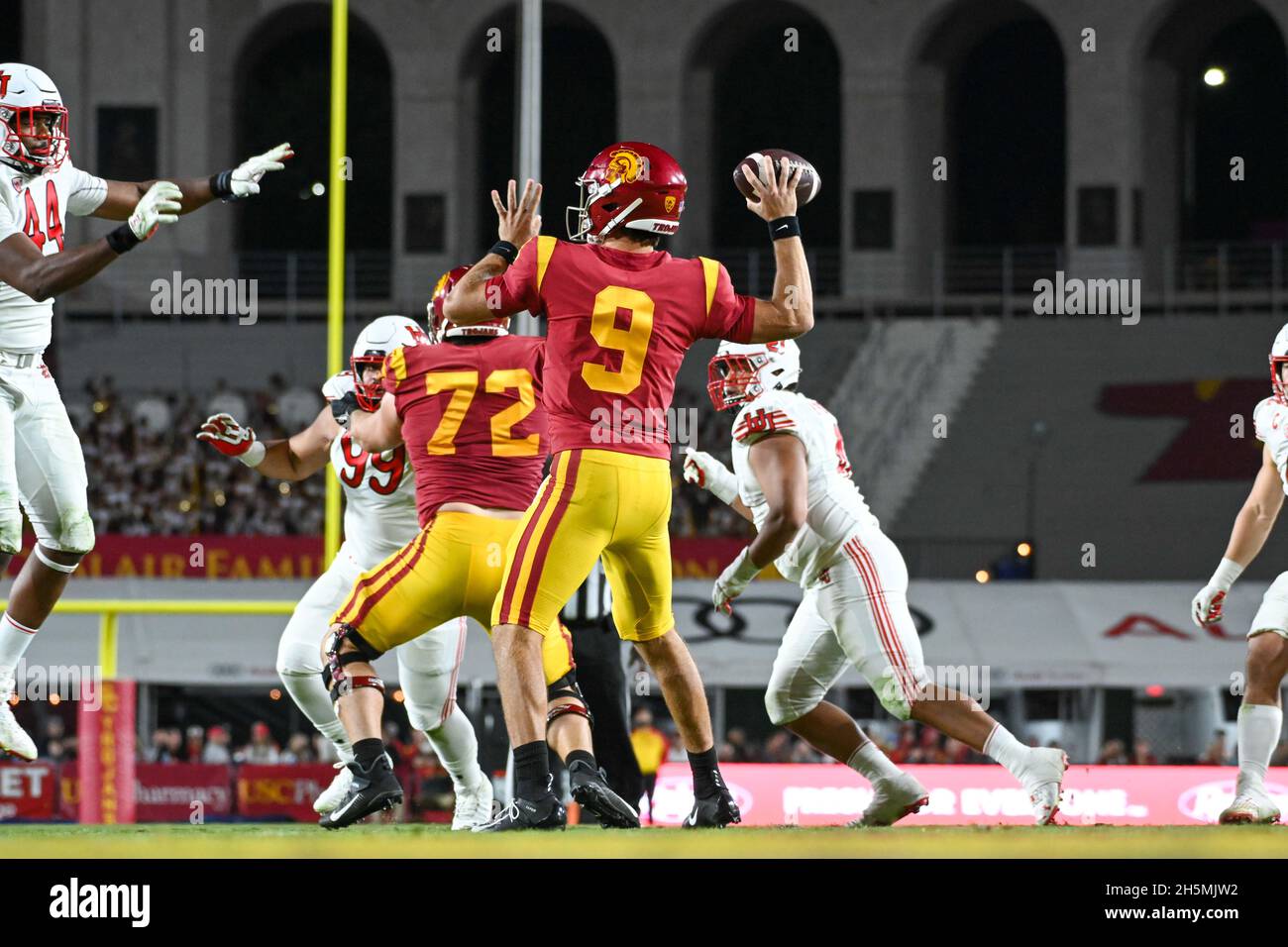 Südkalifornien Trojaner Quarterback Kedon Slovis (9) während eines NCAA-Fußballspiels gegen die Utah Utes, Samstag, 9. Oktober 2021, in Los Angeles. T Stockfoto