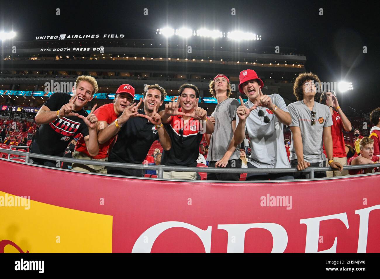 Utah Utes-Fans jubeln während eines NCAA-Fußballspiels zwischen den südkalifornischen Trojanern und den Utah Utes am Samstag, den 9. Oktober 2021, in Los Angeles an. T Stockfoto