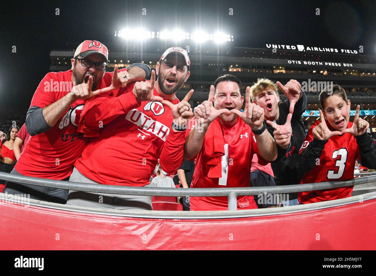 Utah Utes-Fans jubeln während eines NCAA-Fußballspiels zwischen den südkalifornischen Trojanern und den Utah Utes am Samstag, den 9. Oktober 2021, in Los Angeles an. T Stockfoto