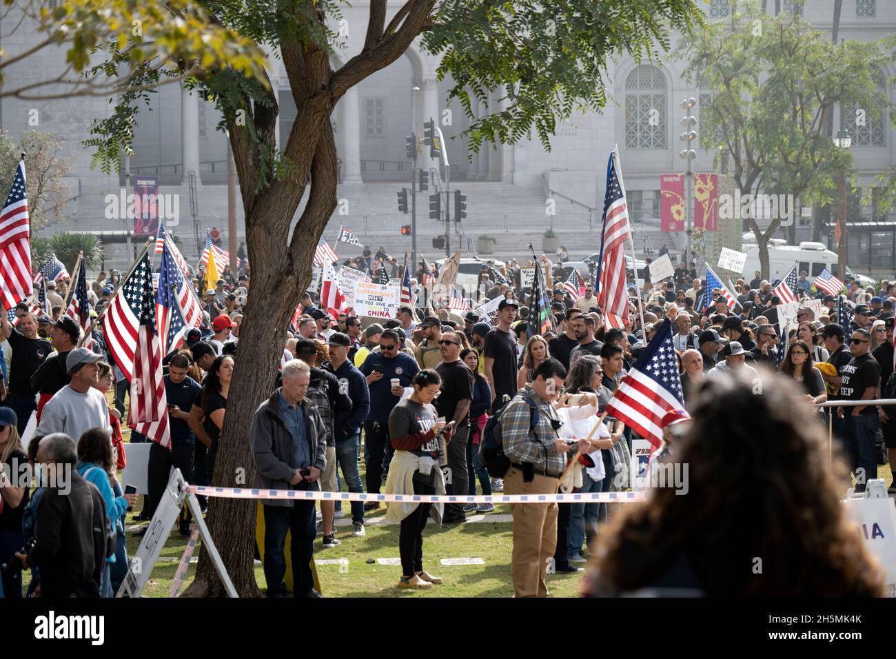 Los Angeles, CA USA - 8. November 2021: Stadtarbeiter von Los Angeles protestieren im Grand Park gegen Impfmandate Stockfoto