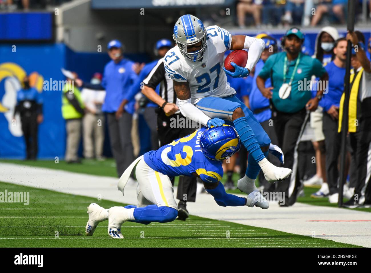 Die Sicherheit von Los Angeles Rams Nick Scott (33) geht am Sonntag, den 24. Oktober 2021 in Los Angeles gegen Bobby Price (27), einen Eckpfeiler der Detroit Lions, während eines NFL-Spiels an. T Stockfoto