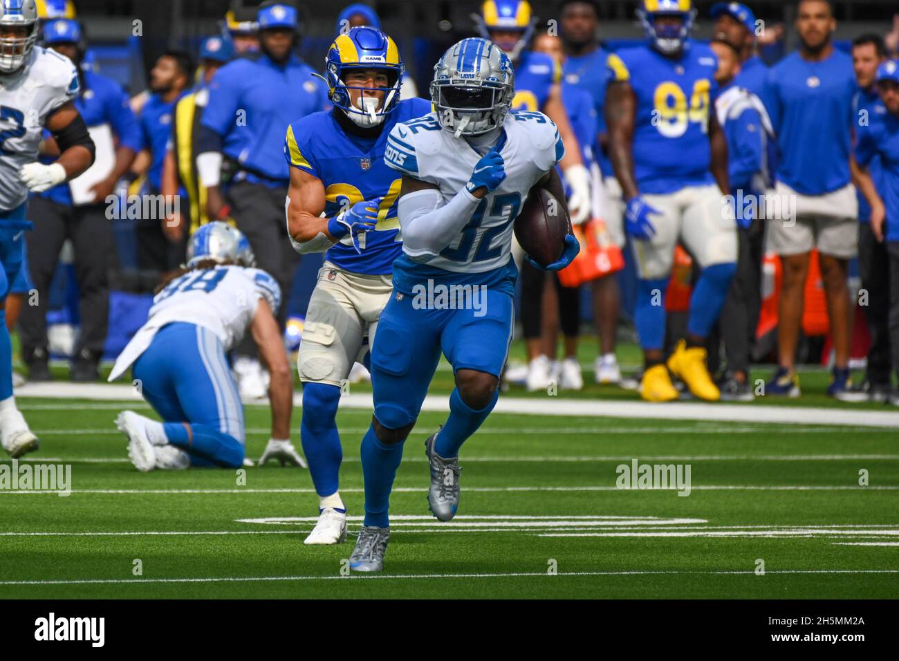 Detroit Lions läuft während eines NFL-Spiels gegen die Los Angeles Rams am Sonntag, den 24. Oktober 2021, in Los Angeles gegen D'Andre Swift (32) zurück. Die Rams schlagen Stockfoto