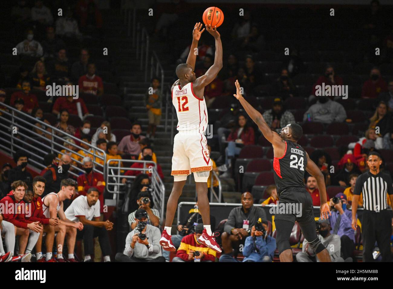 Südkalifornien-Trojaner leiten Boubacar Coulibaly (12) während eines NCAA-College-Basketballspiels gegen die Northridge Matadors des Cal State, Dienstag, Stockfoto Südkalifornien-Trojaner leiten Boubacar Coulibaly (12) während eines NCAA-College-Basketballspiels gegen die Northridge Matadors des Cal State, Dienstag, Stockfoto