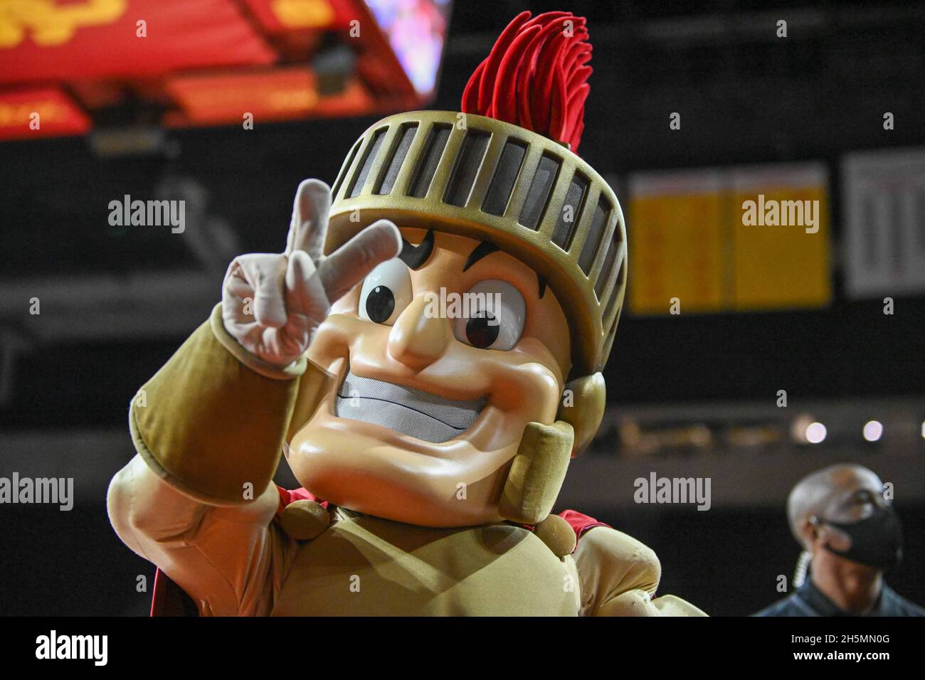 Reisende Gesten während eines NCAA College-Basketballspiels zwischen den Südkalifornischen Trojanern und den Northridge Matadors des Cal State, Dienstag, den November Stockfoto