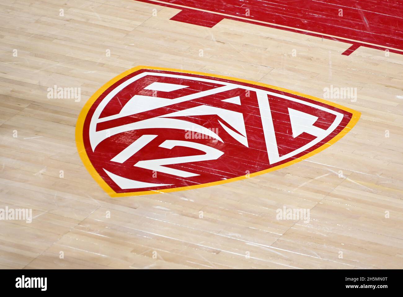 Detailansicht des PAC-12-Logos auf dem Platz während eines NCAA College-Basketballspiels zwischen den Südkalifornischen Trojanern und der Cal State Northridge Stockfoto