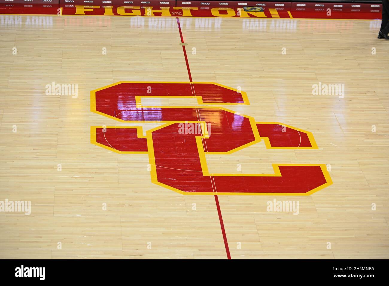 Detailansicht des USC-Logos auf dem Platz während eines NCAA College-Basketballspiels zwischen den Südkalifornischen Trojanern und der Cal State Northridge Mat Stockfoto